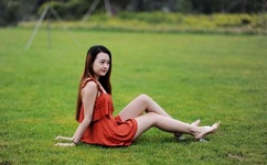 女教师朝学生喷液体